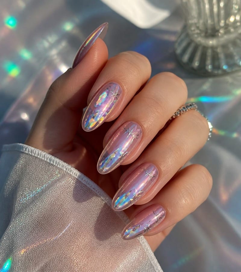 Holographic Nails: Iridescent and Eye-Catching